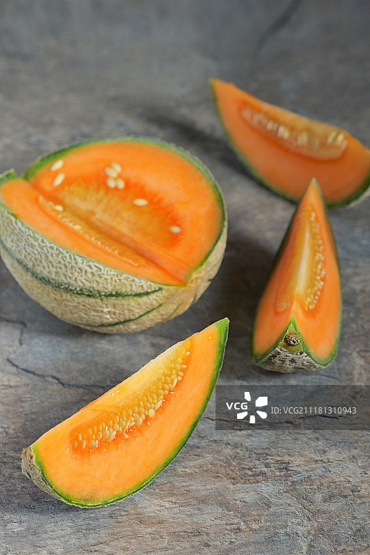 石桌上的新鲜哈密瓜图片素材