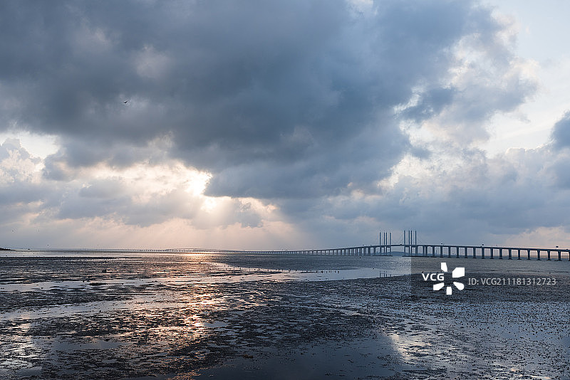夕阳下的青岛胶州湾跨海大桥图片素材