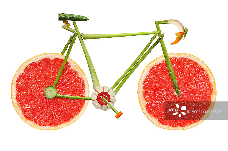 白色背景上由水果和蔬菜制成的公路自行车图片素材