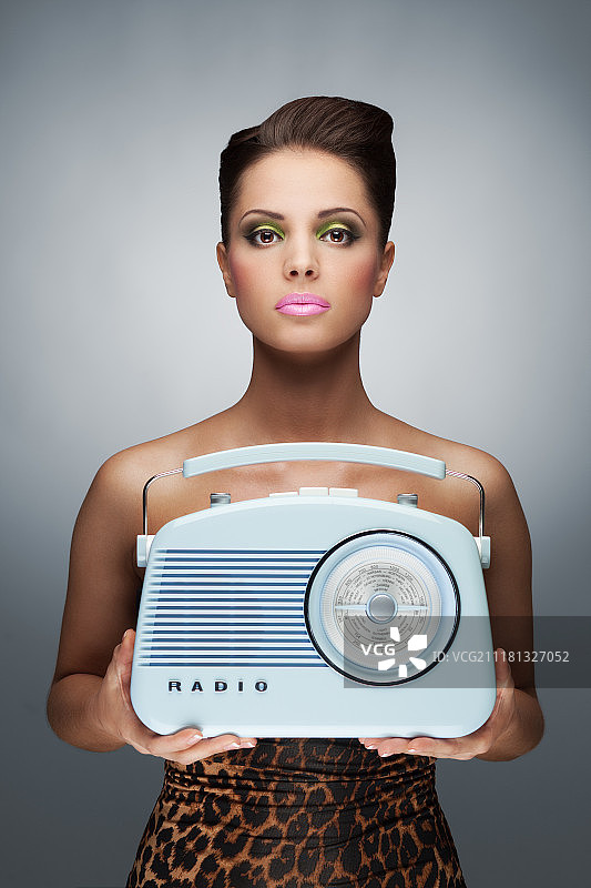挂着复古收音机的彩色美女照片图片素材