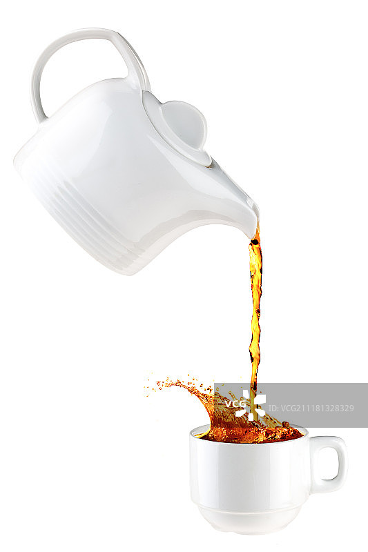 茶壶向白色马克杯中倒茶图片素材