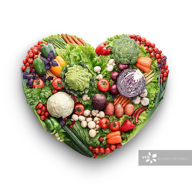 健康食品概念：由蔬菜和水果混合而成的人类心脏，可降低死亡风险，与白色背景隔离。图片素材