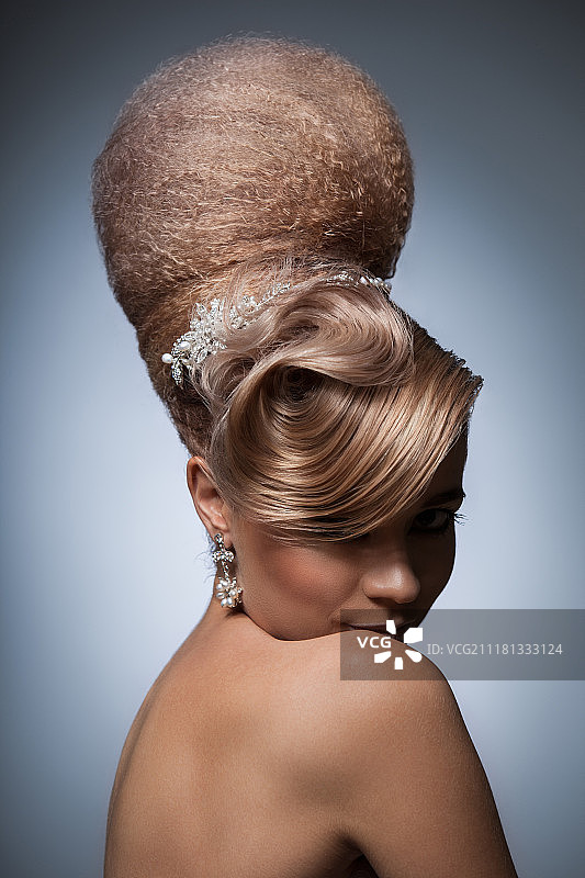 可爱的复古女孩照片，发型别致，顶髻时尚，容貌迷人图片素材