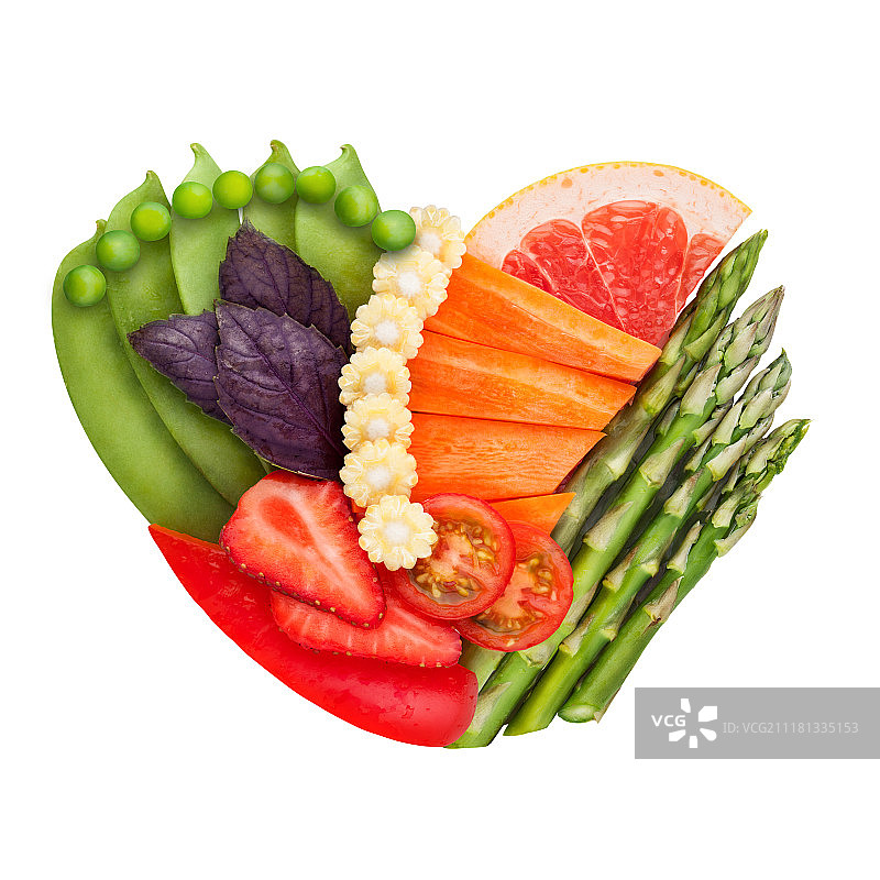 健康食品概念：用新鲜果蔬制作的人类心脏，降低死亡风险，白色背景图片素材
