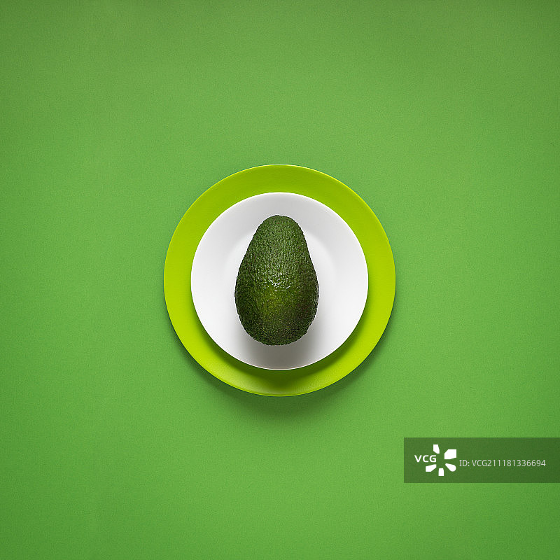 创意概念照片：绿色背景上手绘餐具和食物图片素材