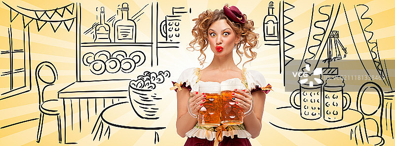 穿着巴伐利亚传统服装的女子在啤酒节酒馆背景上端着两杯啤酒图片素材