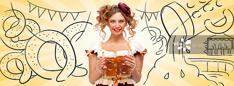 穿着巴伐利亚传统服装，面带微笑的女人在慕尼黑啤酒节背景下端着两杯啤酒图片素材