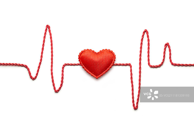 白色背景上的心形和脉搏线创意情人节概念照片图片素材