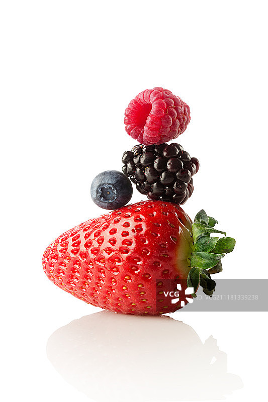 浆果制成的彩色金字塔图片素材