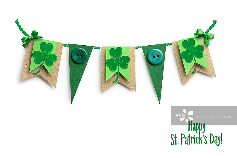 创意圣帕特里克节：白色背景上的三叶草纸旗图片素材