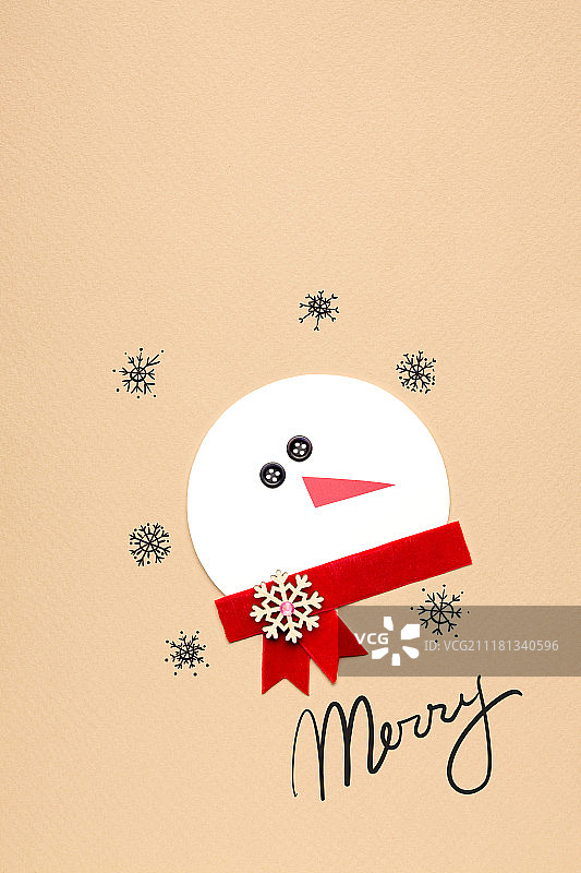 棕色背景纸制雪人创意照片图片素材