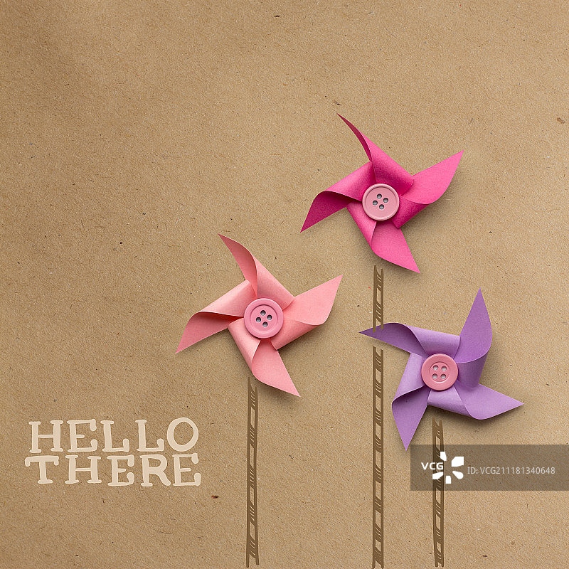 棕色背景上纸风车的创意概念照片图片素材