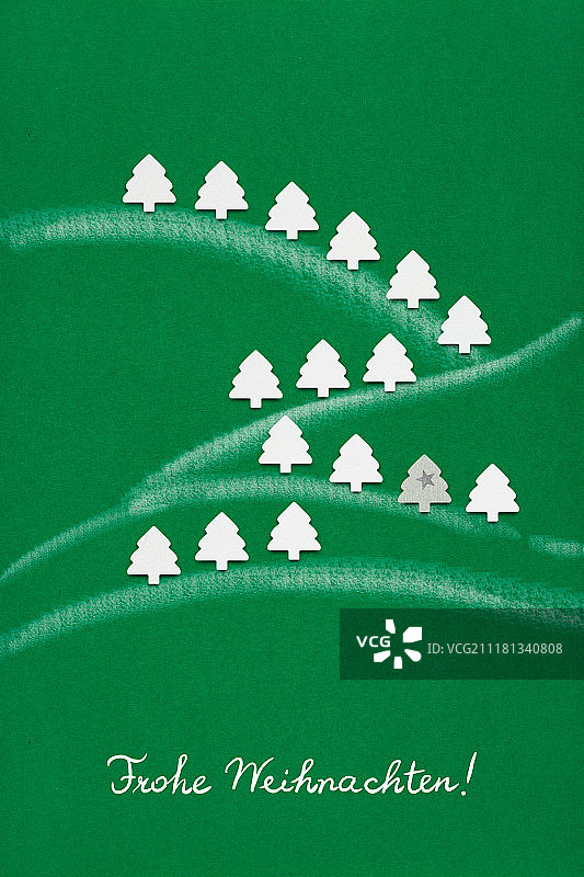 绿色背景上的纸质圣诞树创意概念照片图片素材