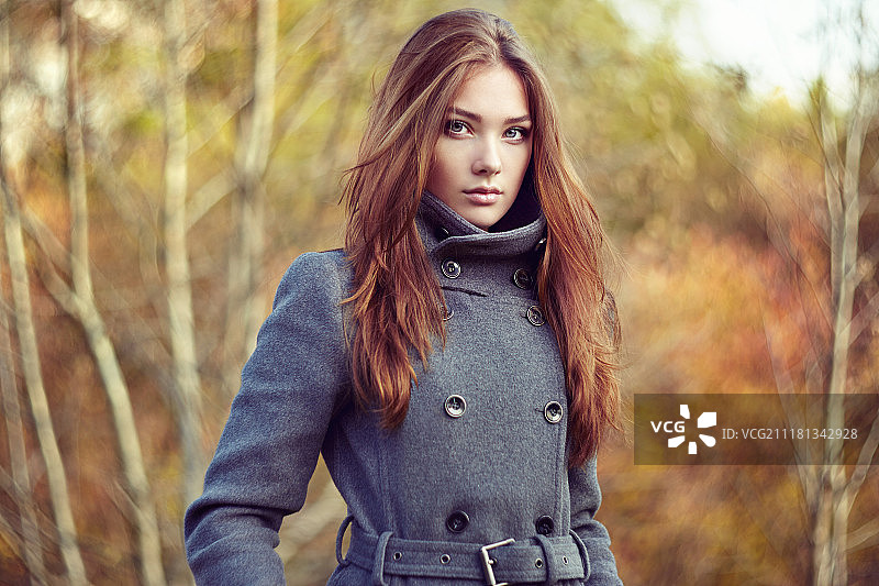 身穿秋季外套的年轻漂亮女子肖像时尚照片图片素材