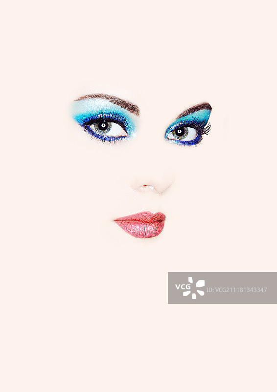 美丽的年轻女性的创意美妆肖像：睫毛和眼影，时尚美妆图片素材
