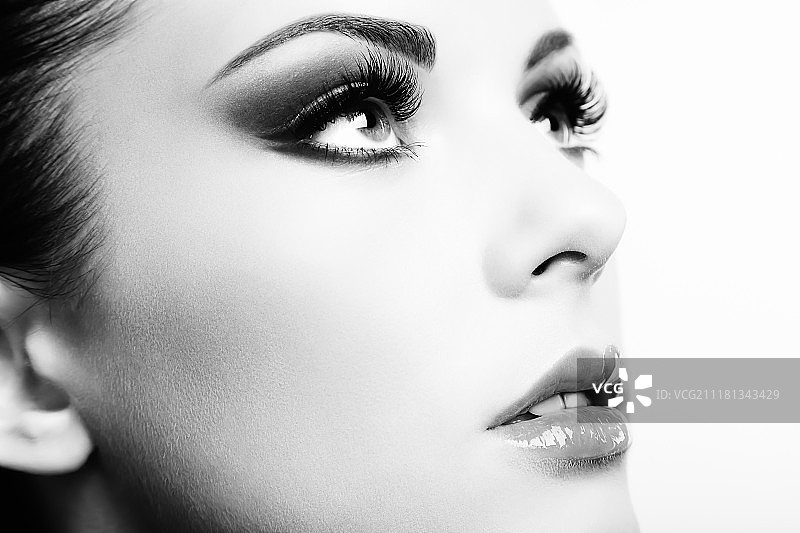 妆容精致的美丽女人脸庞：美容时尚眼睫毛与眼影图片素材