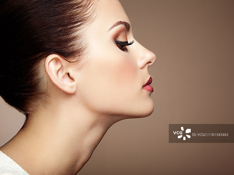 妆容精致的美丽女人脸庞：美容时尚眼睫毛与眼影图片素材