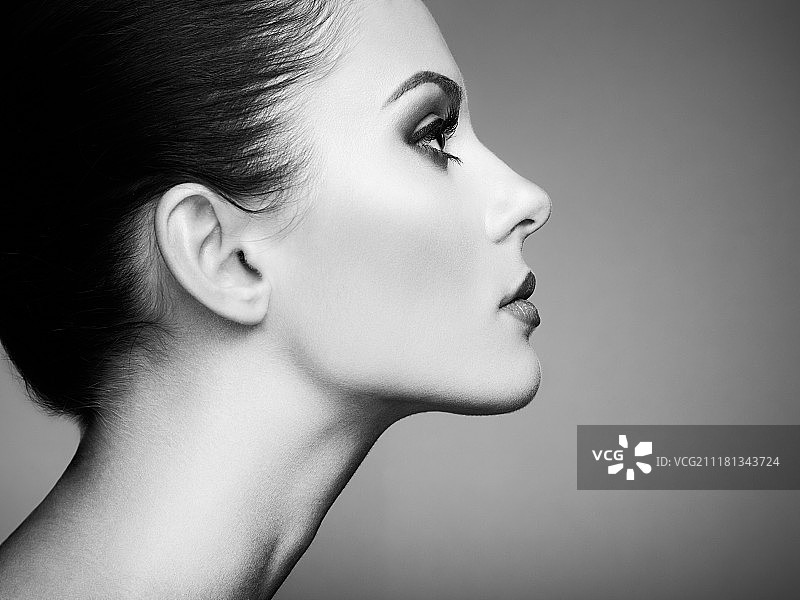 精致妆容美女面部，时尚美妆，睫毛，眼影，黑白照片图片素材
