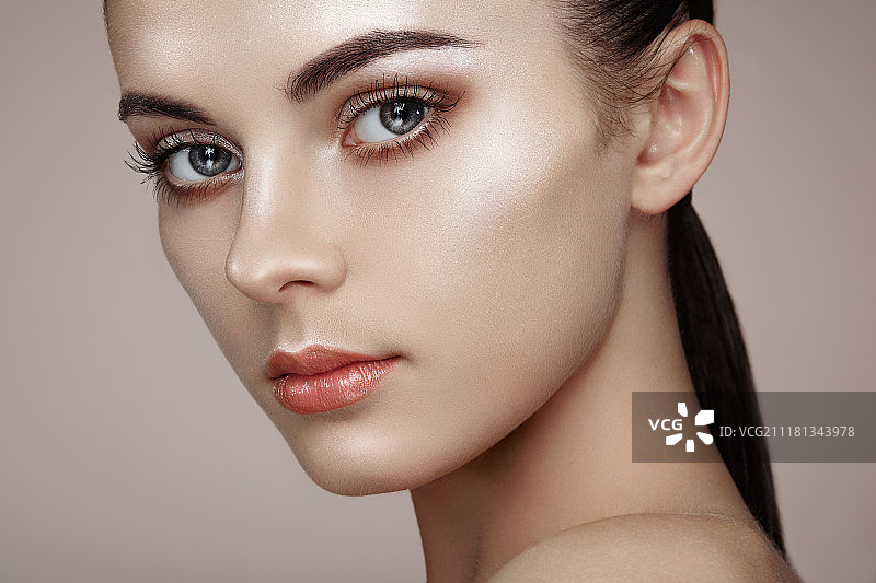 完美妆容的美丽女人脸，睫毛，眼影，高光图片素材