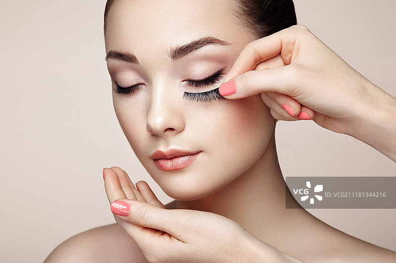 化妆师粘贴睫毛，精致妆容，美丽时尚图片素材