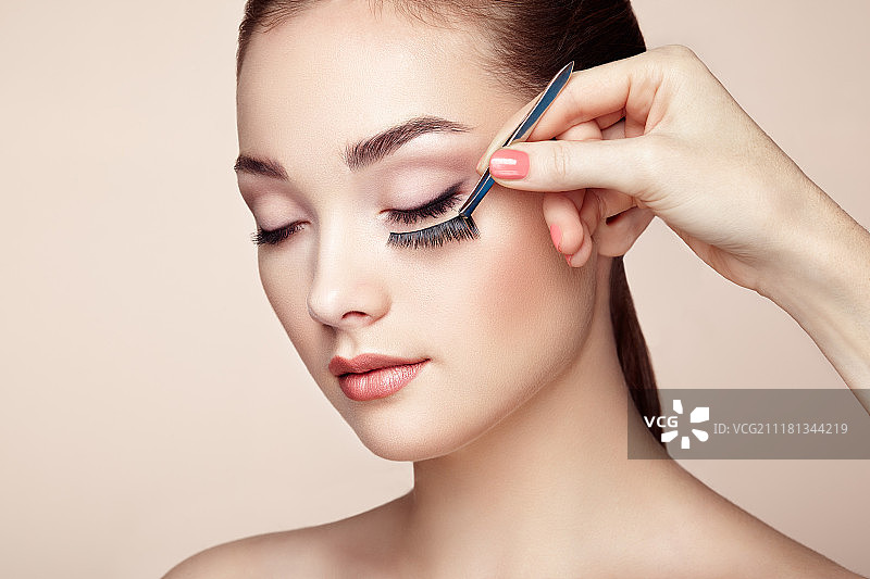 化妆师粘贴睫毛，精致妆容，美丽时尚图片素材
