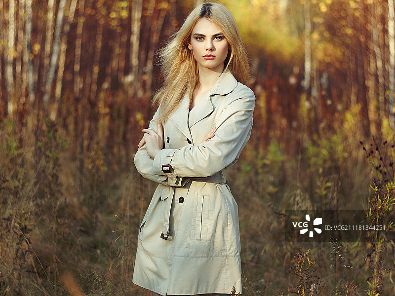 身穿秋季斗篷的年轻漂亮女子，时尚写真，金发，精致妆容图片素材