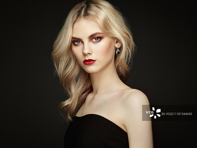 发型精致、妆容完美的性感美女 портрет. 时尚金发女郎珠宝时装照图片素材