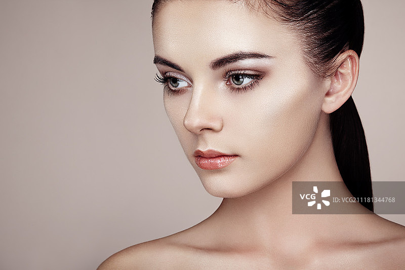 完美妆容的美丽女人脸，睫毛，眼影，高光图片素材