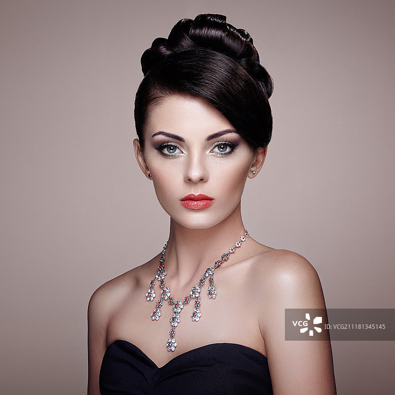 佩戴珠宝的时尚年轻女性肖像图片素材