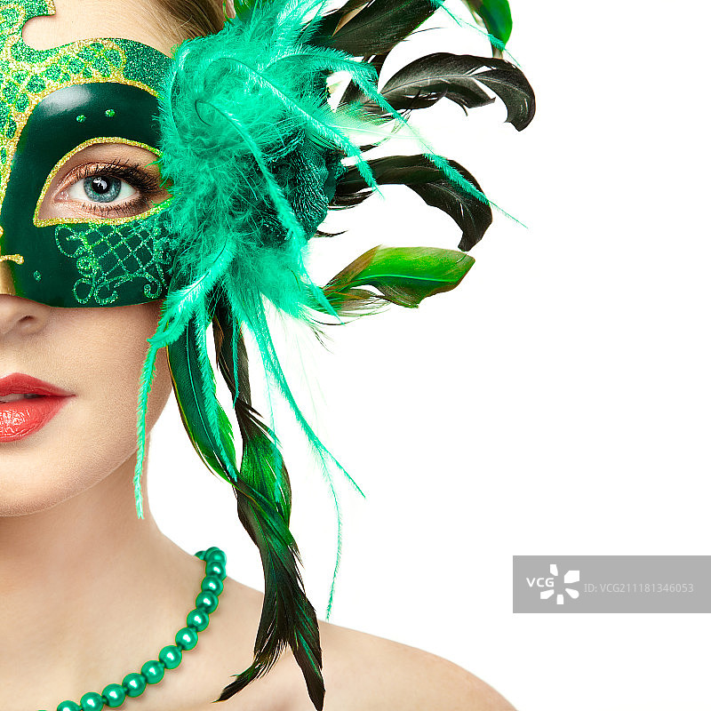 戴着神秘绿色威尼斯面具的迷人年轻女人，时尚照片，节日和庆典图片素材