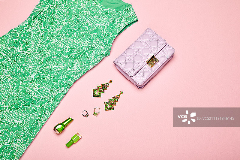 时尚女士配饰套装：手提包、夏装、珠宝和指甲油等潮流设计图片素材