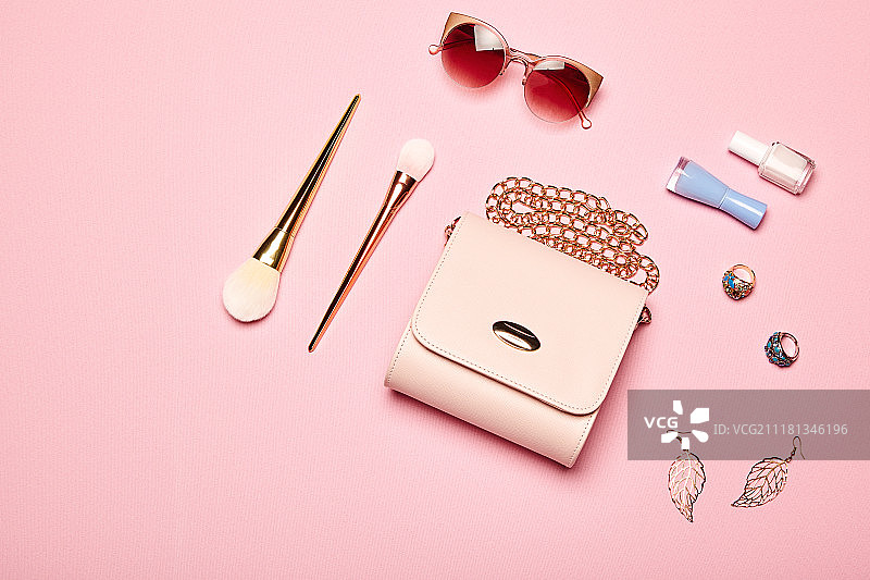 时尚女士配饰套装：时尚手提包、化妆刷、夏季太阳镜、珠宝和指甲油。图片素材