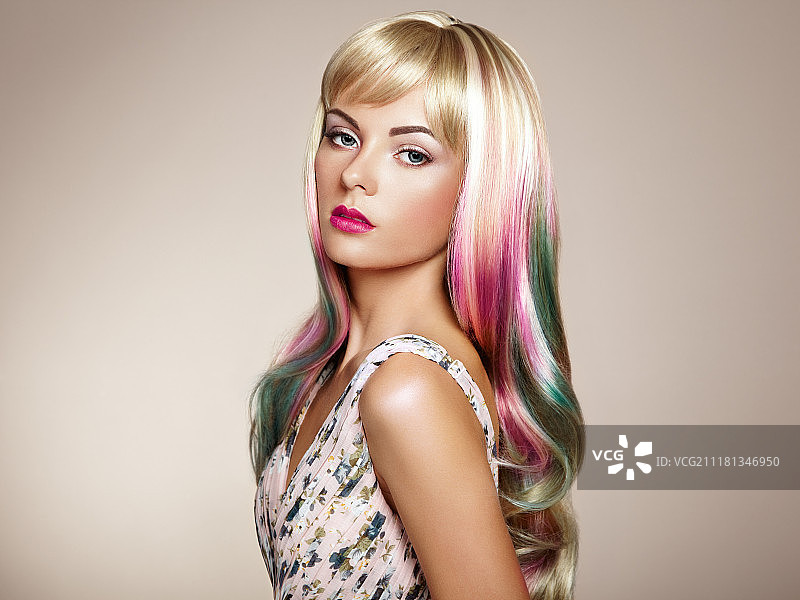 染着彩色头发的时尚模特女孩。妆容和发型完美，发质健康。图片素材