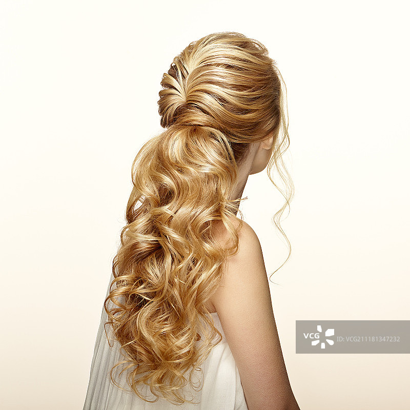 金色长卷发美女模特，秀发护理和美发产品图片素材