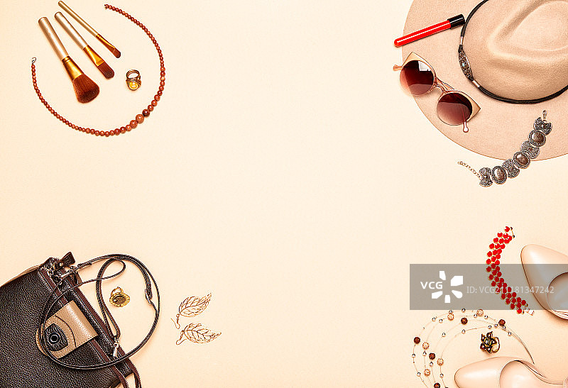 时尚女性化妆品和配饰平铺。时尚太阳镜、口红和刷子、粉色鞋子、手提包和帽子图片素材