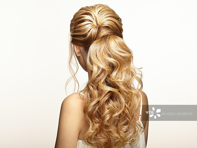 金色长卷发美女模特，秀发护理和美发产品图片素材