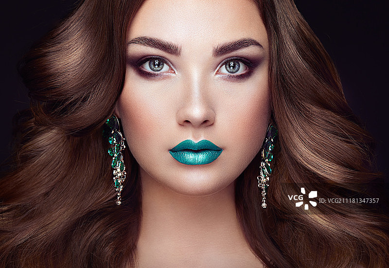 拥有闪亮长卷发的棕发女孩，发型美丽的模特，护理和美发产品，精致的妆容和珠宝图片素材