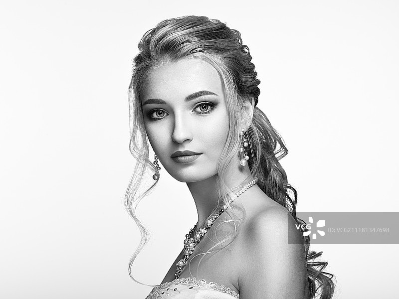 拥有长而有光泽的卷发的金发女孩，美丽的卷发模特，护理和美发产品，完美的妆容和珠宝图片素材