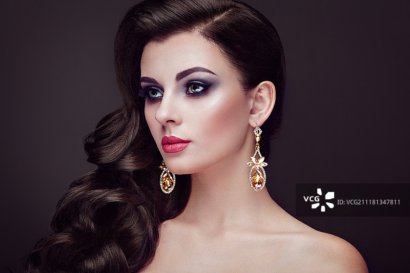 拥有闪亮长卷发的棕发女孩，发型美丽的模特，护理和美发产品，精致的妆容和珠宝图片素材