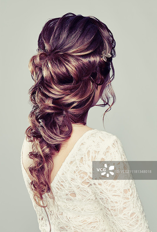 长发棕发美女，秀发护理与美发产品图片素材