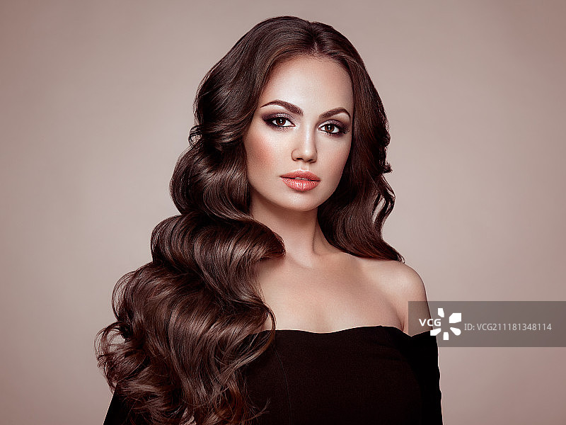 棕发卷发女子，健康亮丽的卷发，护理和美丽图片素材