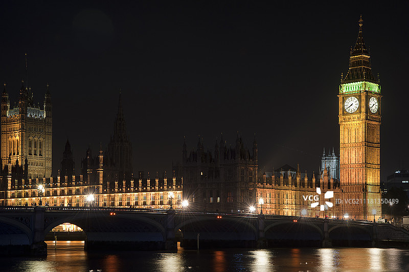 伦敦夜景：议会大厦、大本钟和威斯敏斯特桥图片素材