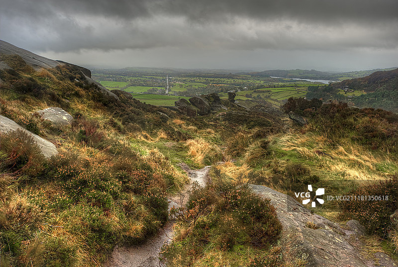 峰区国家公园拉姆肖岩石望向蟑螂石的美景图片素材