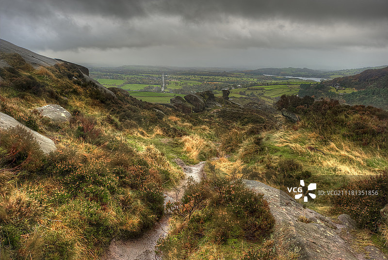 峰区国家公园拉姆肖岩石望向蟑螂石的美景图片素材