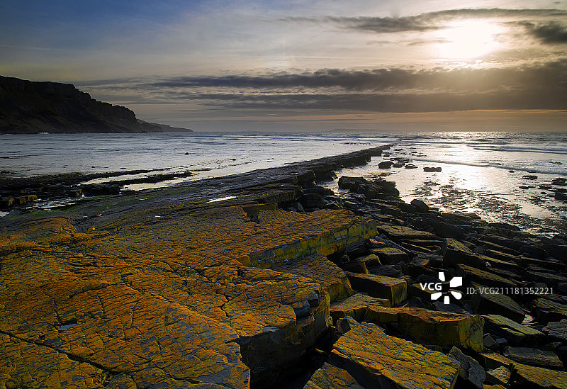 日落时分，海岸线和岩石海岸的壮丽海景图片素材