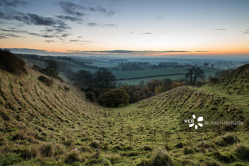 雾气弥漫的乡村日出美景图片素材