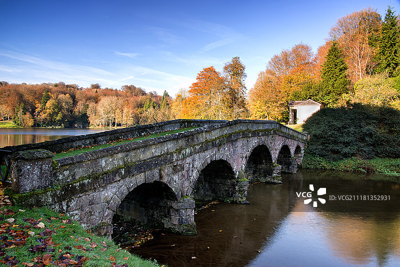 秋季斯图尔海德花园主湖上的桥梁图片素材