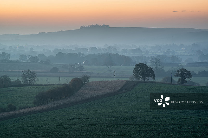 雾气弥漫的乡村日出美景图片素材