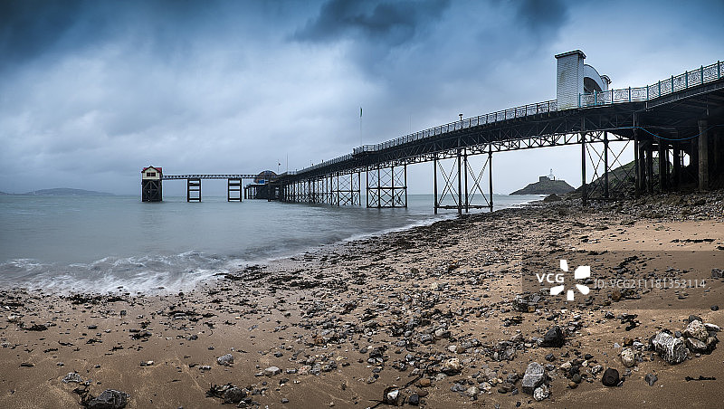 暴风雨天气下的码头全景图片素材