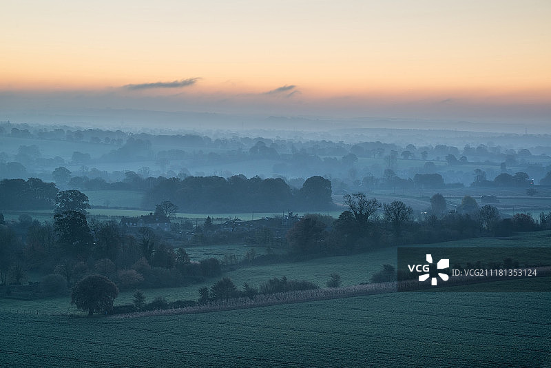 雾气弥漫的乡村日出美景图片素材